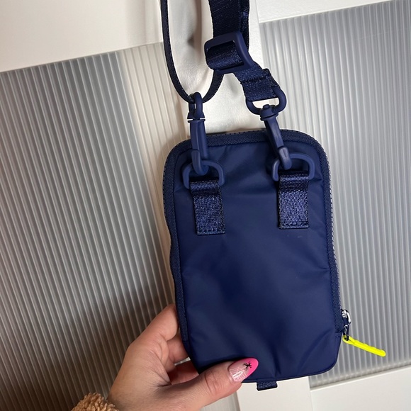 Lululemon zip-top crossbody bag - Picture 5 of 8